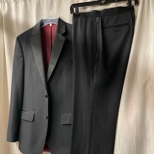 Izod/Macy’s Black Tux custom tailored to fit 5’ 9’’ 135# worn once